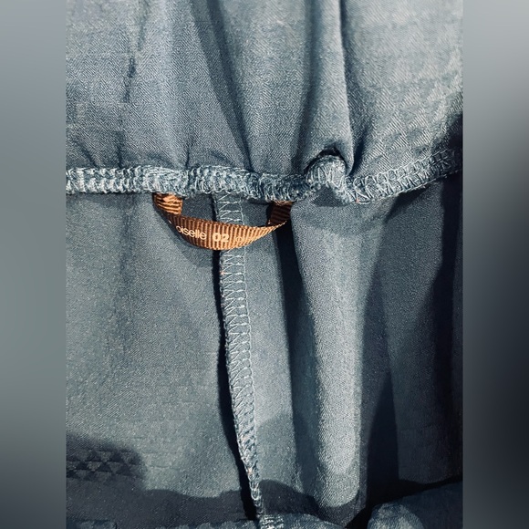 Oiselle women’s running shorts, teal color, size 2, unlined, elastic waistband - Picture 4 of 4